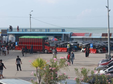 Téléchargez les photos : Gorontalo, Indonésie - 5 janvier 2024 : Activités dans le port de Gorontalo, Gorontalo City, Indonésie. Les passagers du ferry viennent d'arriver d'un voyage - en image libre de droit