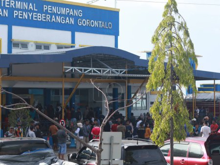 Téléchargez les photos : Gorontalo, Indonésie - 5 janvier 2024 : Activités dans le port de Gorontalo, Gorontalo City, Indonésie. Les passagers du ferry viennent d'arriver d'un voyage - en image libre de droit