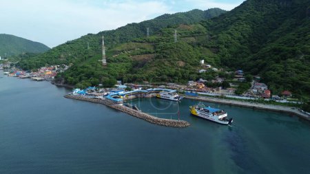 Téléchargez les photos : Gorontalo, Indonésie - 5 janvier 2024 : Vue aérienne du ferry approchant le port de Gorontalo, Gorontalo City le matin - en image libre de droit