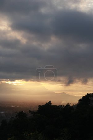 Dramático amanecer con nubes oscuras en el cielo sobre las montañas, Gorontalo, Indonesia