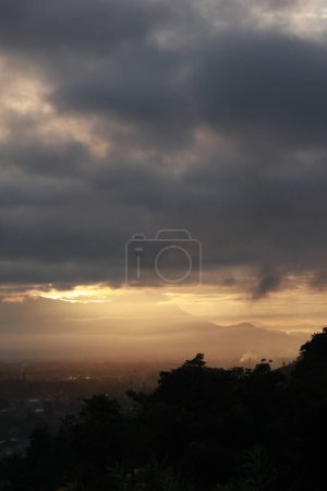 Dramático amanecer con nubes oscuras en el cielo sobre las montañas, Gorontalo, Indonesia