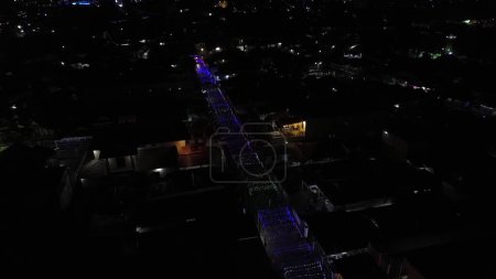 vista aérea del colorido espectáculo de luz en la ciudad por la noche