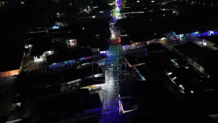 vista aérea del colorido espectáculo de luz en la ciudad por la noche