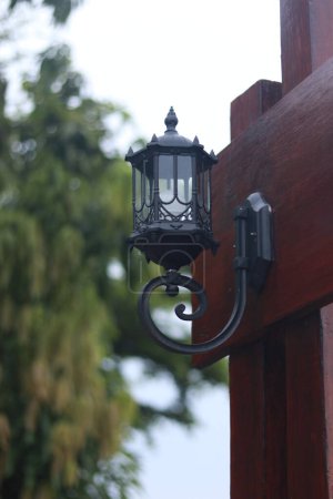 Linterna en la puerta de madera en el parque, Gorontalo, Indonesia