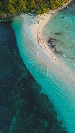 Vista aérea de una hermosa playa tropical con agua turquesa y arena blanca