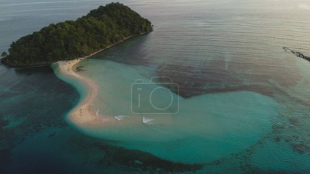 Luftaufnahme einer wunderschönen tropischen Insel mit weißem Sandstrand und türkisfarbenem Meer