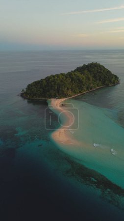 Vista aérea de una hermosa isla tropical con playa de arena blanca y mar turquesa