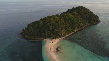 Vista aérea de una hermosa isla tropical con playa de arena blanca y mar turquesa