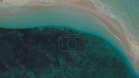 Luftaufnahme des Sandstrandes mit türkisfarbenem Wasser