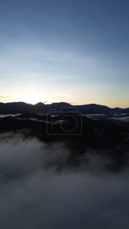 Vista aérea de la niebla en la montaña en Gorontalo, Indonesia. Salida del sol sobre las nubes en la mañana