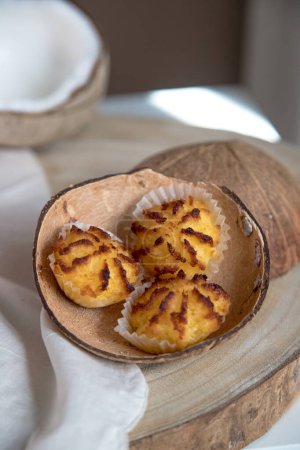 Galletas de coco, hechas de copos de coco, copra, como ingrediente principal.