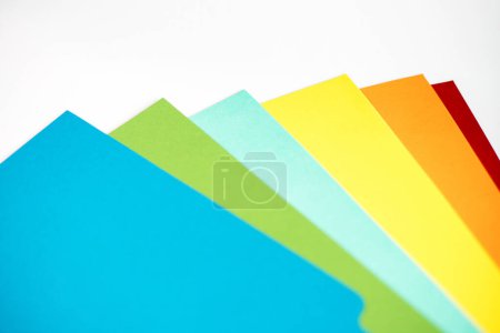 Téléchargez les photos : Feuilles de papier colorées superposées les unes sur les autres sur fond blanc. - en image libre de droit