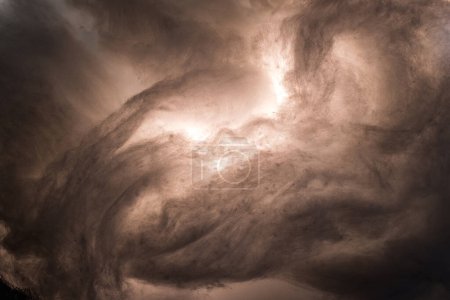 Abstraktes Bild aus farbigem Licht und Baumwollschnee, Kunstschnee. Dramatisches Konzept von Wolken am Himmel, Sturm auf See, hellen und dunklen atmosphärischen Zuständen. Hintergrund oder Tapete.