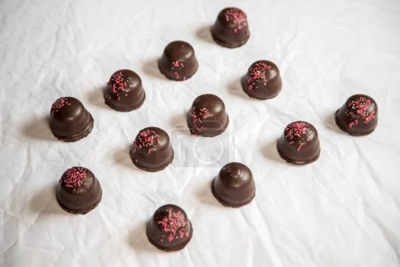 Biskuit-Marshmallow-Bonbons bedeckt mit Schokolade und Vanille-Waffel darunter, auf weißem Hintergrund. Isoliert