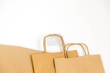 Foto de Detalle de imagen sobre fondo blanco de bolsas de transporte de papel reciclado. Concepto de reciclaje y sostenibilidad. Copiar espacio - Imagen libre de derechos