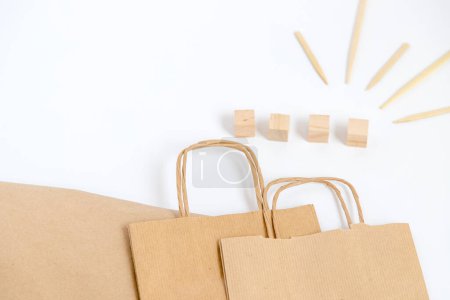 Foto de Detalle de imagen sobre fondo blanco de bolsas de transporte de papel reciclado. Concepto de reciclaje y sostenibilidad. Copiar espacio - Imagen libre de derechos