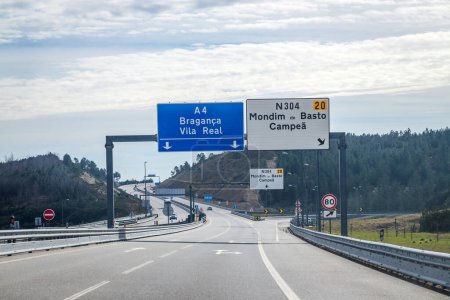 Bild eines Abschnitts der Autobahn A4, Transmontana, Porto, Vila Real, Portugal. Infotafel, Wegbeschreibung. Schöner Tag mit hohen Wolken.