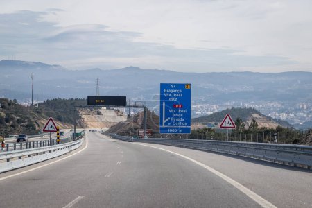 Bild eines Abschnitts der Autobahn A4, Transmontana, Porto, Vila Real, Portugal. Infotafel, Wegbeschreibung. Schöner Tag mit hohen Wolken.