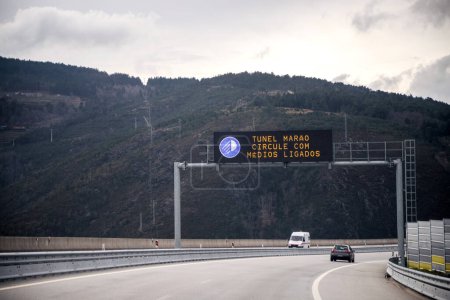 Informative Lichtsignalisierung vor dem Betreten des Marao-Tunnels, Portugal. "Tunel Marao. Mit eingeschaltetem Abblendlicht herumfahren".