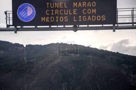 Señalización luminosa informativa antes de entrar en el túnel de Marao, Portugal. "Túnel Marao. Conduzca alrededor con las vigas sumergidas".