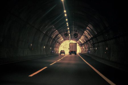 Salida del túnel. Tunel do Marao es un túnel de carretera situado en Portugal que conecta Amarante con Vila Real, cruzando la Serra do Marao. - Concepto de esperanza, la luz al final del túnel.