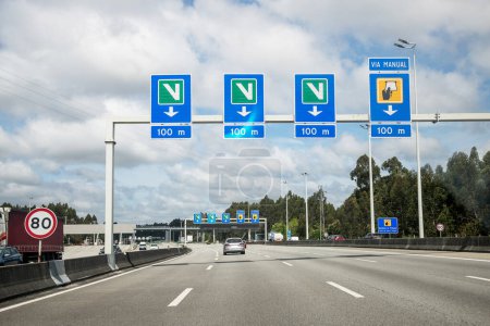 Bild eines Abschnitts der Autobahn A3, portugiesische Autobahn, die Minho, Valenca mit der Douro-Küste, Porto, Portugal, verbindet. Mautgebühren, Gebühren. Text "Manuelle Route".