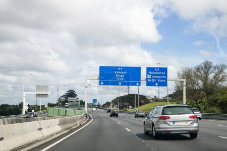 Section de l'autoroute A3, Douro Minho, qui relie Porto à Valenca, Portugal. Affluence des véhicules dans les deux sens.