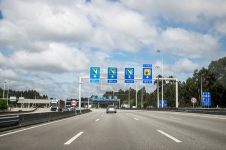 Bild eines Abschnitts der Autobahn A3, portugiesische Autobahn, die Minho, Valenca mit der Douro-Küste, Porto, Portugal, verbindet. Mautgebühren, Gebühren. Text "Manuelle Route".