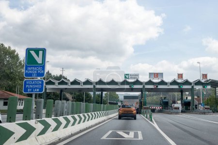 Bild eines Abschnitts der Autobahn A3, portugiesische Autobahn, die Minho, Valenca mit der Douro-Küste, Porto, Portugal, verbindet. Mautgebühren, Gebühren. "Reserviert für Mitglieder", "Gesetzesverstoß"".