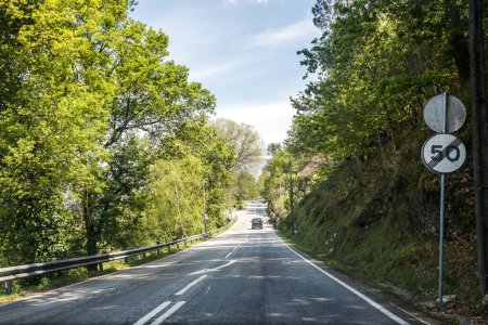 Bild eines Abschnitts der Nationalstraße 103, N103, zwischen den Gemeinden Viana do Castelo und Bragana, umgeben von wunderschöner und grüner Frühlingsvegetation. Vertikale Beschilderung.