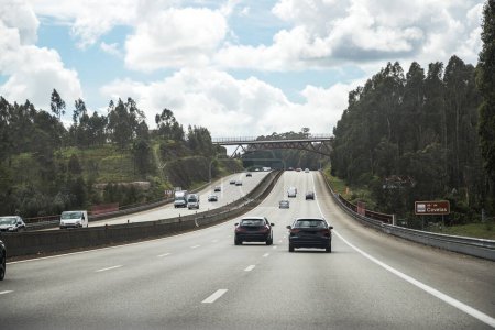 Abschnitt der Autobahn A3, Douro Minho, die Porto mit Valenca, Portugal, verbindet. Der Fahrzeugverkehr in beiden Fahrtrichtungen ist beeinträchtigt. Schöner Tag mit hohen Wolken.