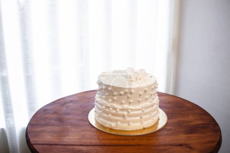 Weiße Party-Torte mit weißem Zuckerguss und Perlen, Tortendesign. Handgemachte Torte für einen besonderen festlichen Anlass. Kopierraum
