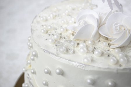 Tarta de fiesta blanca con glaseado blanco y perlas, diseño de pastel. Pastel hecho a mano hecho para una ocasión especial de celebración. Detalles especiales.