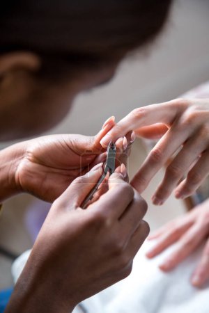 Mujer cuidando sus uñas con un servicio de manicura. Manos de una persona con una manicura. Pasos del proceso