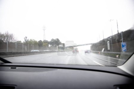 Téléchargez les photos : Image de la section du A3 Porto, Braga, Portugal. Trafic conditionné en raison de mauvaises conditions atmosphériques avec de fortes pluies. - en image libre de droit