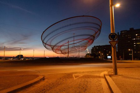 Anemone-Kreisverkehr oder Netzwerk-Kreisverkehr, in Matosinhos, Porto, Portugal. Ein symbolträchtiger Ort in der Stadt, ein Hinweis auf die Fischer und das Meer. Sonnenuntergangslandschaft.
