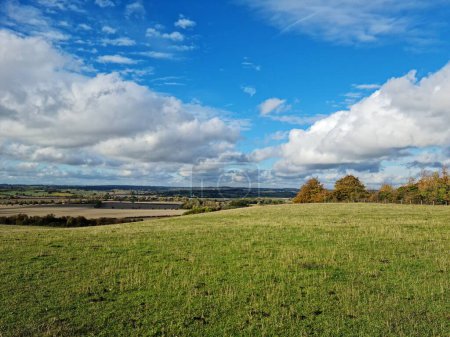 Téléchargez les photos : Low Angle View of British Countryside of Sharpenhoe Clappers - en image libre de droit