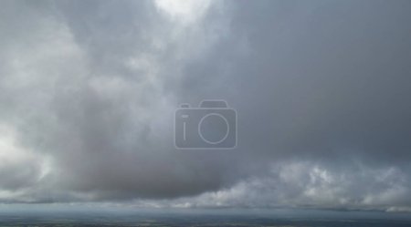 Téléchargez les photos : Magnifiques nuages de tempête Scène sur la ville britannique d'Angleterre Royaume-Uni - en image libre de droit