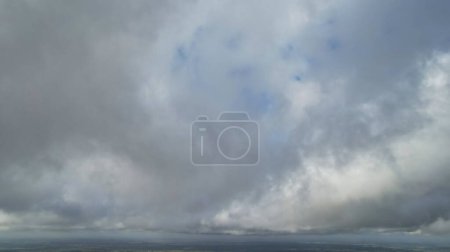 Téléchargez les photos : Magnifiques nuages de tempête Scène sur la ville britannique d'Angleterre Royaume-Uni - en image libre de droit