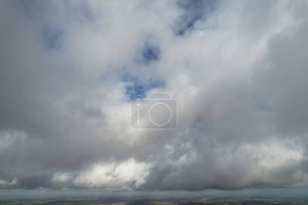 Foto de Hermosa escena de nubes de tormenta sobre la ciudad británica de Inglaterra Reino Unido - Imagen libre de derechos