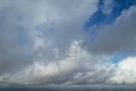 Foto de Beautiful Storm Clouds Scene over the British City of England UK - Imagen libre de derechos