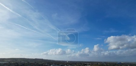 Foto de Hermosa vista aérea de Luton Town of British City en un claro día soleado - Imagen libre de derechos