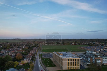 Téléchargez les photos : ANGLETERRE, LUTON - 26 OCTOBRE 2022 : Belle vue aérienne du Barnfield College for Higher Education à Barton Road Luton, Angleterre. Vue de caméra de drone à angle élevé pendant le coucher du soleil. - en image libre de droit