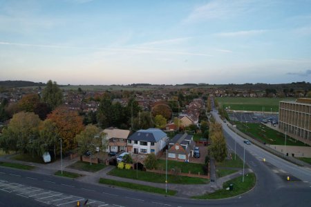 Foto de INGLATERRA, LUTON - 26 DE OCTUBRE DE 2022: Hermosa vista aérea del Barnfield College for Higher Education en Barton Road Luton, Inglaterra. Vista de cámara de dron de ángulo alto durante la puesta del sol. - Imagen libre de derechos