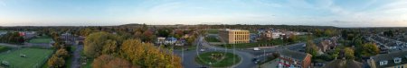 Foto de INGLATERRA, LUTON - 26 DE OCTUBRE DE 2022: Hermosa vista aérea del Barnfield College for Higher Education en Barton Road Luton, Inglaterra. Vista de cámara de dron de ángulo alto durante la puesta del sol. - Imagen libre de derechos