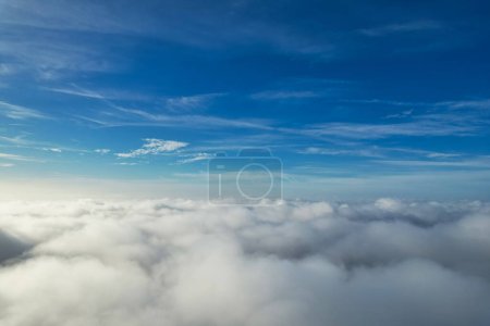 Téléchargez les photos : Vue grand angle de la ville et des nuages, vue aérienne de la ville avec la caméra du drone - en image libre de droit