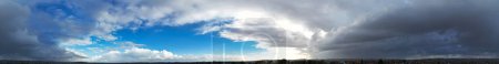 Téléchargez les photos : Vue panoramique des nuages colorés dans le ciel du matin - en image libre de droit