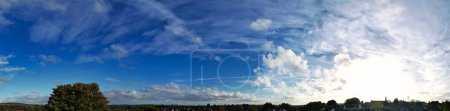 Téléchargez les photos : Vue panoramique des nuages colorés dans le ciel du matin - en image libre de droit