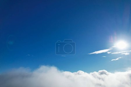 Téléchargez les photos : Vue panoramique du ciel nuageux au-dessus de la ville anglaise pendant la journée - en image libre de droit