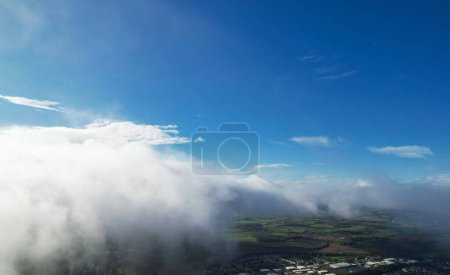 Foto de Vista panorámica del cielo nublado sobre la ciudad inglesa durante el día - Imagen libre de derechos